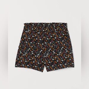 H&M Women’s Black Floral Shorts - Stretchy Waistband - Two Front Pockets Size: 6